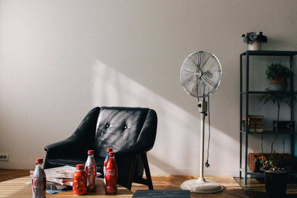 standing-fan-in-room