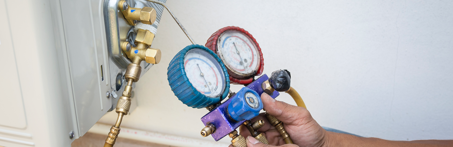 technician-using-manometer-to-check-refrigerant-level